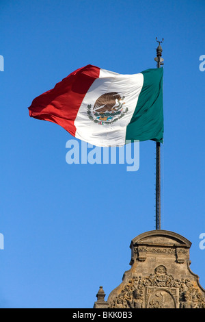 Die Flagge von Mexiko auf dem Nationalpalast in Mexico City, Mexiko. Stockfoto