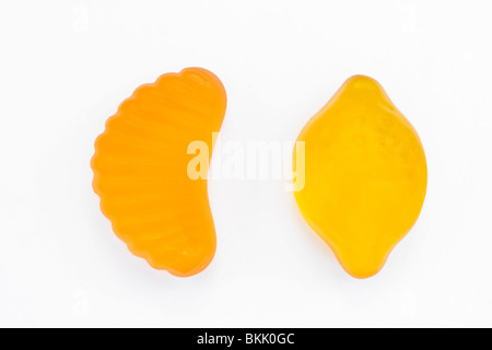 Fruchtgummi-Bonbons isoliert auf weißem Hintergrund Stockfoto
