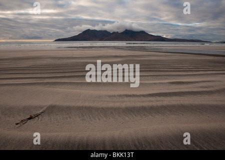 Die Insel von Rum aus der Bucht von Laig Vulkanstrand, Cleadale, Eigg. Stockfoto