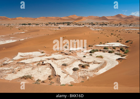 Trockenes Flussbett und Blick über die Dünen im Sossusvlei, Namibia Stockfoto