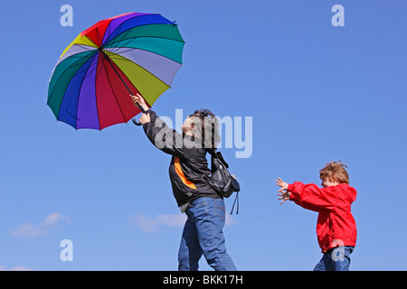 kleiner Junge versucht, seine Mutter zu fangen, die vom Wind weggeblasen wird ist Stockfoto