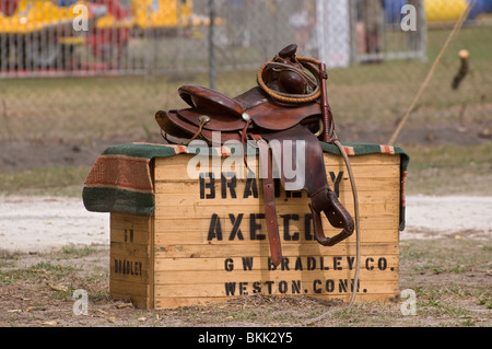 Pioneer Tage High Springs Florida Westernsattel sitzt wartet auf Shooting Aktion starten Stockfoto