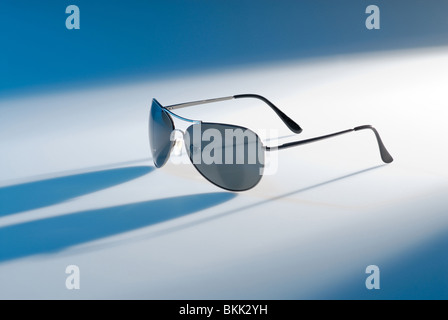 Ray-Ban Aviator Sonnenbrillen isoliert im studio Stockfoto