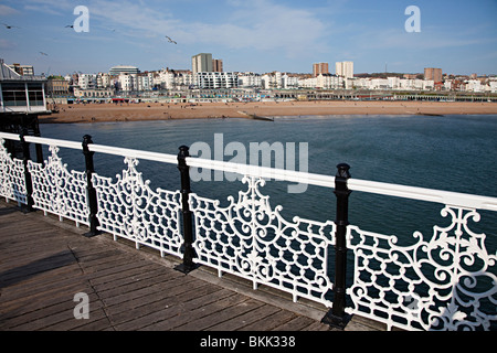 Weiß lackiertes Geländer am Pier von Brighton England UK Stockfoto