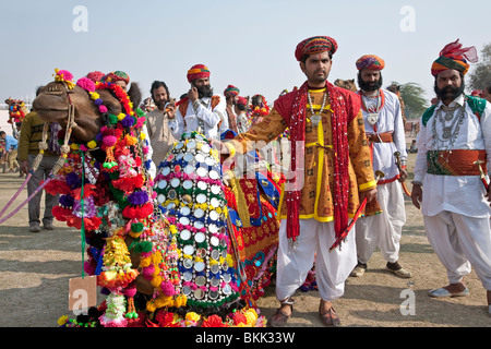 Indische Männer und ein traditionelles dekoriert Kamel. Bikaner Wüste Festival. Rajasthan. Indien Stockfoto