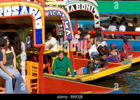 Bunte Trajineras Reisen auf den Kanälen von Xochimilco in Mexico City, Mexiko. Stockfoto