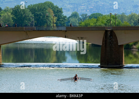 Ponte Amerigo Vespucci, Arno River, Florenz (Firenze), UNESCO World Heritage Site, Toskana, Italien, Europa Stockfoto