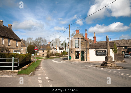 Das White Hart Pub auf High Road in Ashton Keynes, Wiltshire, Großbritannien Stockfoto