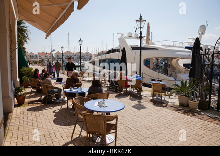 Café am Yachthafen am Queensway Quay, Gibraltar Stockfoto