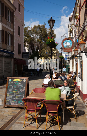 Horseshoe Bar, Main Street, Gibraltar mit Kunden sitzen an Tischen im freien Stockfoto