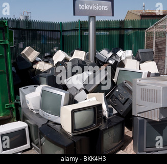 Fernseher und Computer Montors an einem recycling-Center in Großbritannien Stockfoto