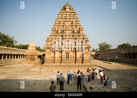 Touristen im Airatesvara Tempel in Dharasuram, Kumbakonam, Tamil Nadu, Indien Stockfoto