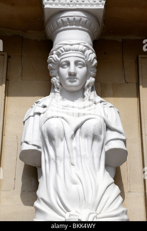 Nahaufnahme einer steinernen Statue bekannt als Karyatide 32 davon getrennt die Geschäfte entlang der Montpellier gehen Cheltenham uk Stockfoto