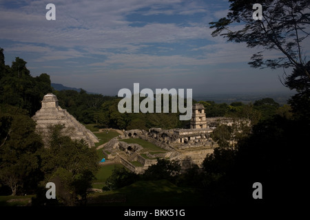 Der Tempel der Inschriften, links, und der Palast, mitten im alten Maya-Stadt Palenque, Chiapas, Mexiko, Februar 21 Stockfoto