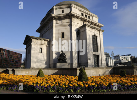 Das Kriegerdenkmal im Zentrum von Birmingham, aus Queensway. Stockfoto