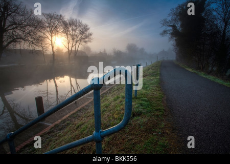 Morgendämmerung über der Themse bei alten Windsor Schloß, Berkshire, Großbritannien Stockfoto