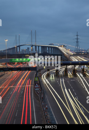 Dartford Bridge in der Dämmerung Stockfoto