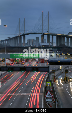 Dartford Bridge in der Dämmerung Stockfoto