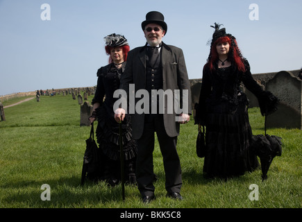 Familie der Goten. Zwei Mann und Frau, eine Familie, die gotischen Paare Gruppe alle im Viktorianischen Kostüm an der Whitby Goth Festival, April 2010 gekleidet Stockfoto