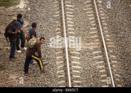 Zentralamerikanische Migranten reisen um zu arbeiten in den Vereinigten Staaten warten entlang der Bahngleise in Mexiko-Stadt. Stockfoto