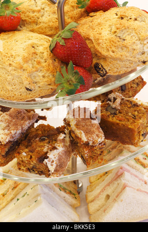 Tortenplatte mit Erdbeeren und Scones, Walnuss Kuchen Schwamm, Schinken und Ei Brötchen Wüste Hochzeitsfrühstück Tabelle Rufford Hochzeitseinrichtungen, Rufford Mill Stockfoto