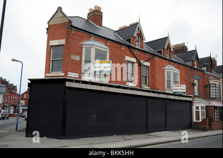 Geschäfte und Eigenschaften geschlossen mit Metall Fensterläden im Stadtzentrum von Hartlepool UK Stockfoto