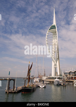 Spinnaker Tower Gunwharf Quays Portsmouth Hampshire England UK mit der Themse Segeln Lastkahn Alice festgemacht im Vordergrund Stockfoto