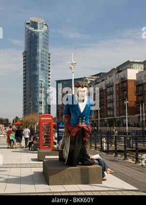 Aushängeschild am Einkaufszentrum Gunwharf Quays Portsmouth Hampshire England UK mit Portsmouth höchste Gebäude Ostseite Plaza Stockfoto