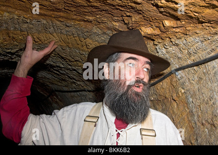 Bergmann erklärt alte Techniken des Bergbaus in Priester mir, ein altes Gold mine aus der Mitte der 1800er der erste Goldrausch begann Stockfoto