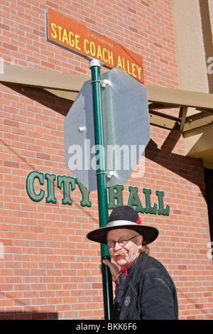 Lokaler Mann verkleidet als Stadt Sheriff in Placerville, Kalifornien Stockfoto