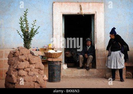 Szene aus der kleinen Stadt Macha im bolivianischen Hochland. Stockfoto