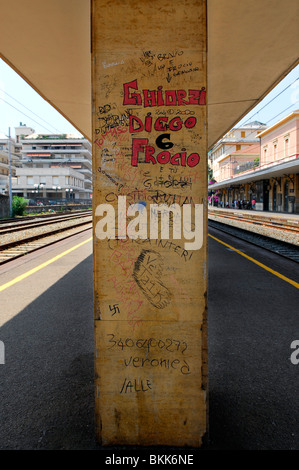 Graffiti auf Säule am Bahnhof in Chiavari, Ligurien, Italien Stockfoto