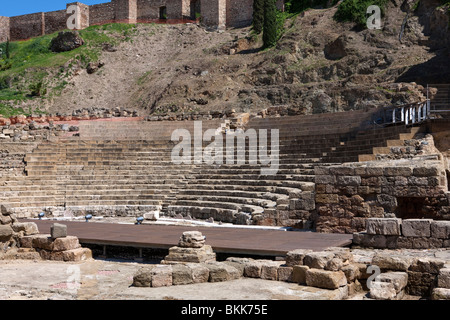 Die Alcazaba mit dem römischen Theater im Vordergrund. Malaga, Andalusien, Spanien. Stockfoto