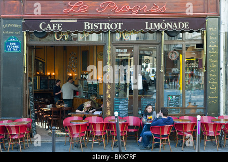 Menschen, die Getränke auf der Terrasse Le Progres am Montmartre, Paris Stockfoto