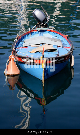 bunte Fischerboote vertäut im Hafen, Nizza, Frankreich, Europa Stockfoto