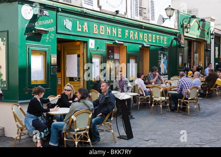 Menschen, die Getränke auf der Terrasse La Bonne Franquette in Montmartre, Paris Stockfoto