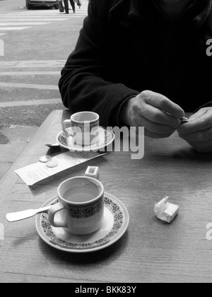 Reifer Mann draußen ein Café in Paris Stockfoto