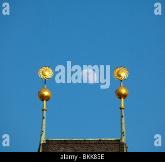 Mond zwischen Sonnen Old Town Charles Bridge Tower, Prag, Tschechische Republik Stockfoto