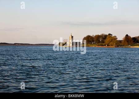 Ein Blick auf die Normanton-Kirche am Ufer des Rutland Water im Dorf von Edith Weston, Rutland, 1826-1829 Stockfoto