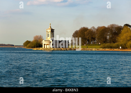 Ein Blick auf die Normanton-Kirche am Ufer des Rutland Water im Dorf von Edith Weston, Rutland, 1826-1829 Stockfoto