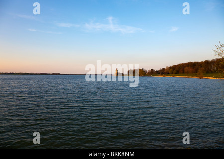 Ein Blick auf die Normanton-Kirche am Ufer des Rutland Water im Dorf von Edith Weston, Rutland, 1826-1829 Stockfoto