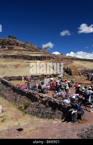 Indiomarkt in der Nähe von Sillustani Ruinen, Peru, Südamerika Stockfoto