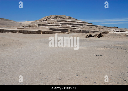 Adobe-Pyramide, Pyramiden von Cahuachi in Nazca-Wüste, Peru, Südamerika Stockfoto