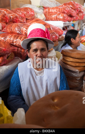 Zwei peruanische Frauen Verkauf von Brot in San Pedro Markt in Cuzco, Peru Stockfoto