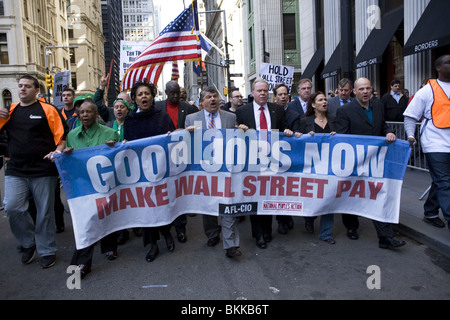 AFL-CIO und anderen Gewerkschaften Mitglieder März an die Wall Street fordern gute Jobs und die Banken & Wall Street ihren gerechten Anteil zahlen. Stockfoto