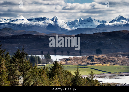 Schnee gekrönt Bergblick auf A832 bei Poolewe mit Loch Nan Dailthean im Landesinneren und See Loch Ness, Loch Thurnaig auf der rechten Seite Stockfoto