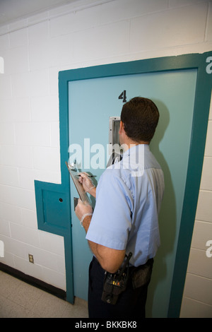 Korrekturen Offizier Blick durch Fenster in Zellentür. Nebraska State Penitentiary, Lincoln, Nebraska, USA. Stockfoto