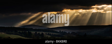 Sonnenstrahlen durchbrechen Gewitterhimmel, aufgenommen am frühen Abend in der Nähe von Invershin, mit Blick auf den Kyle of Sutherland, Schottland Stockfoto