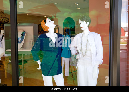 Schaufensterpuppen in einem Shop-Schaufenster in einem gehobenen Einkaufszentrum Stockfoto