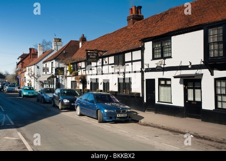 Blick entlang Cookham High Street mit der Bel & Dragon Pub, Berkshire, Großbritannien Stockfoto